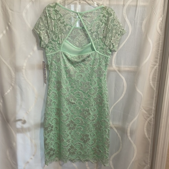 Almost Famous Light Green Short Sleeve Keyhole Back Lace Dress Size L (Juniors) - Picture 4 of 7